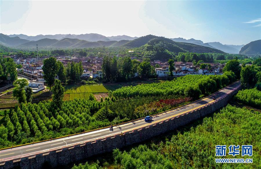 （新華全媒頭條·圖文互動(dòng)）（6）上下同心再出發(fā)——習(xí)近平總書記同出席2019年全國(guó)兩會(huì)人大代表、政協(xié)委員共商國(guó)是紀(jì)實(shí)