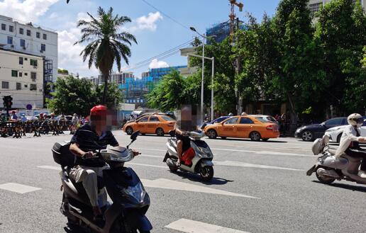 不文明交通行為曝光臺 | 三亞荔枝溝路交通亂象：行人、電動車闖紅燈時時上演