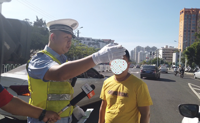 不文明交通行為曝光臺 | “和朋友聊天，忘了禮讓行人”“買份早餐，將車違停在機(jī)動車道上”……