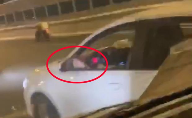 交通拍客 | 左腳翹在車窗處開車 ?？谶@位“任性”司機(jī)你被曝光了