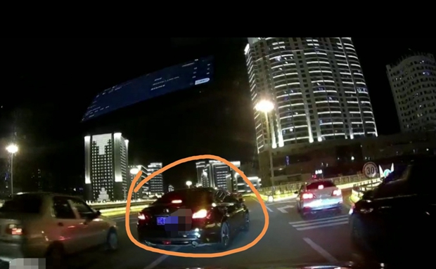 交通拍客 | 在立交橋上“橫移”五個車道還壓實線 ?？谝晦I車危險舉動險釀事故