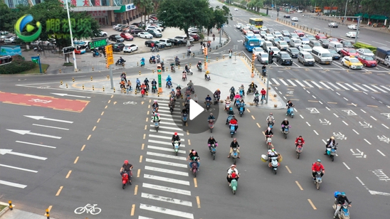 捎話上兩會(huì) | 上牌慢？管理亂？?？陔妱?dòng)車出行這些事 市民有話說(shuō)