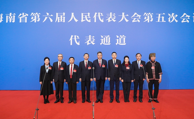海南省兩會(huì)首場(chǎng)“代表通道”發(fā)聲 9名省人大代表現(xiàn)場(chǎng)回答記者提問(wèn)