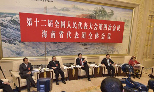 全國兩會海南代表團團組開放日現(xiàn)場：媒體爭相提問