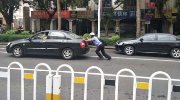 贊！?？谝凰緳C車輛出故障道路中間拋錨 交警幫推車