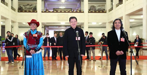 全國(guó)政協(xié)委員接受采訪 